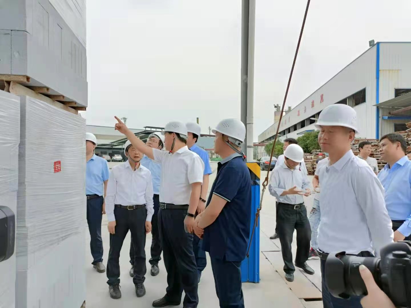 热烈欢迎市长赵俊民来陕西满意环保建材公司视察调研